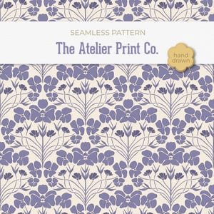 Könnte beinhalten: Ein nahtloses Muster mit violetten Blumenillustrationen auf cremefarbenem Hintergrund. Ein weißes horizontales Banner in der Mitte zeigt den Text SEAMLESS PATTERN The Atelier Print Co. und ein kleines gelbes Blumensymbol mit der Aufschrift hand drawn.