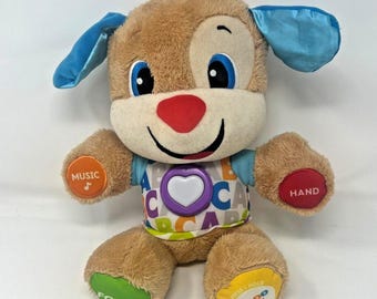 Oso de peluche interactivo Fisher-Price Learning Tummy Dog que canta y habla el abecedario.