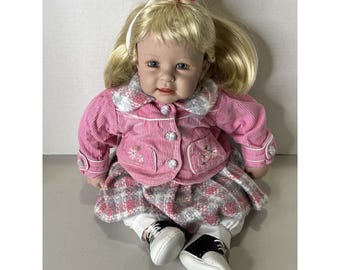 Adorable muñeca realista de Toddler Time de 45 cm con cabello rubio y ojos azules.