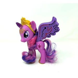 Puede incluir: Una taza de cerámica blanca con un asa negra y el texto "But First, Coffee" en negro y negrita. La taza está sobre una superficie de madera. La taza mide aproximadamente 10 cm de alto.