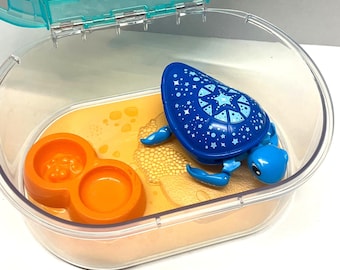 Tortuga interactiva Little Live Pets con transportín tipo tanque que nada y camina.