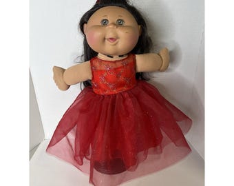 Bambola Cabbage Patch CPK del 2015 con un bellissimo abito rosso festivo e capelli neri ricci.
