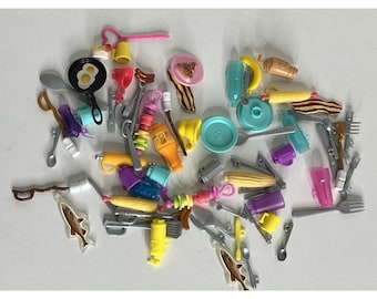 Lote de comida y accesorios de cocina Barbie: comida de juguete en miniatura, utensilios y platos.