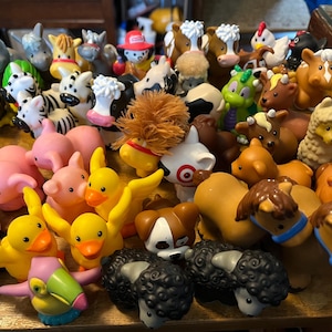 フィッシャープライスのリトルピープルの動物たちをお選びください。ニワトリ、ニワトリ、ウシ、ウマ、ラマ、イヌ、シマウマ、アヒル、ブタなど、盛りだくさんの内容です。