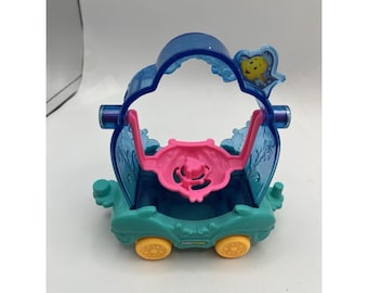 Fisher Price Little People Disney Princess Ariel Flounder Carro allegorico per la parata, colore blu turchese