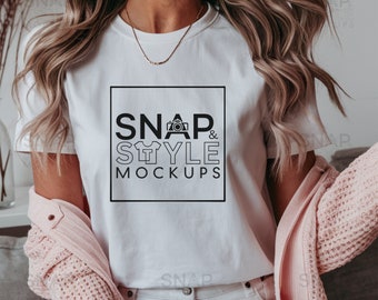 Puede incluir: Una camiseta blanca con un gráfico cuadrado negro que dice "SNAP & STYLE MOCKUPS" con un icono de cámara y una camiseta.