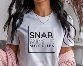 Puede incluir: Camiseta blanca con un gráfico negro que dice "SNAP & STYLE MOCKUPS" con un icono de cámara y una camiseta.