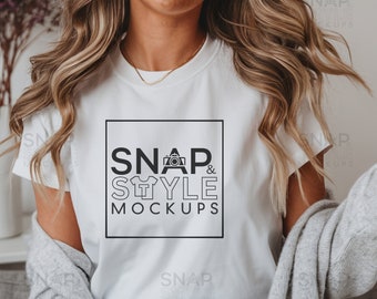 Puede incluir: Camiseta blanca con un gráfico cuadrado negro que dice "SNAP & STYLE MOCKUPS" en texto blanco.