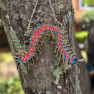 Heart Centipede Suncatcher – Creepy Cute Bug Window Hanging, Gothic Insect Decor, Handmade Creepy Crawly Ornament