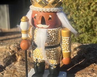 Quebra-nozes pintado à mão: decoração de Natal em dourado, branco e preto