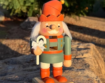 Quebra-nozes de elfo pintado à mão, 18 cm, estilo Pueblo, decoração natalina em coral e dourado.