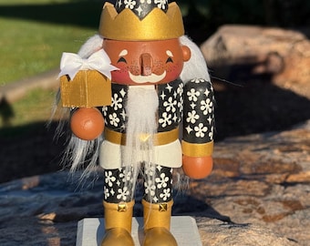 Quebra-nozes de Natal de 18 cm pintado à mão: decoração natalina em preto, dourado e branco.