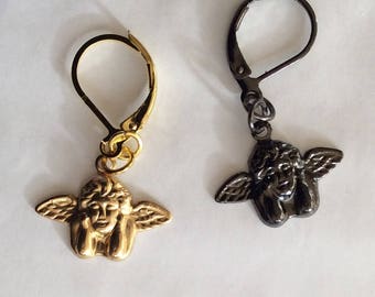 Orecchini con angelo e diavolo cherubino sorridente cupido in ottone grezzo e annerito fatti a mano con dettagli per orecchie forate senza nichel