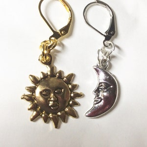 Handgemachte Ohrringe für durchbohrte Ohren mit goldenem und silberfarbenem Gesicht und Mondgesicht (nickelfrei).