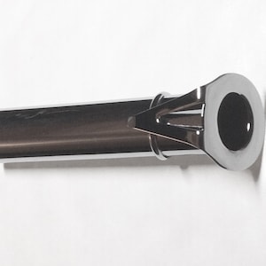Könnte beinhalten: Eine silberne Metallstange mit einer runden Öffnung an einem Ende. Die Öffnung hat ein kleines, dreieckiges Stück Metall im Inneren.