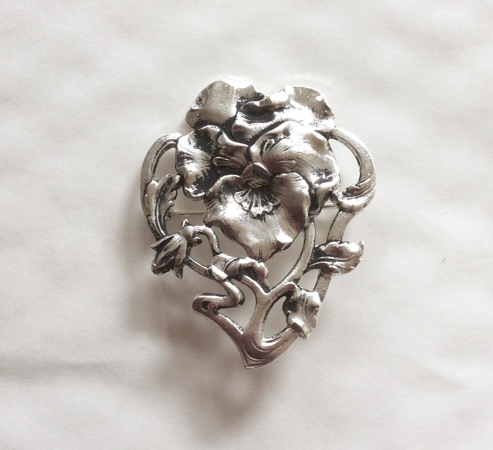 Ancienne Broche En metal argenter Art Déco Nouveau créateur fleurs Ancienne Broche En metal argenter Art Déco Nouveau créateur fleurs