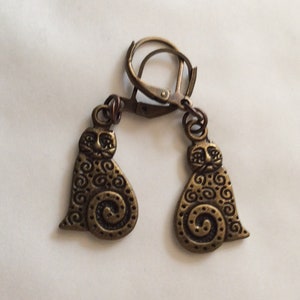 Swirl cat earrings bronze tone 1960s style for pierced ears nickel free