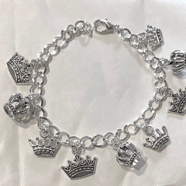 Gorgeous crown British royal Coronation silver tone charm bracelet 21 cm