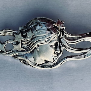 Maagd Dameshoofd met sterren broche/speld Art nouveau-stijl verzilverd grotere versie