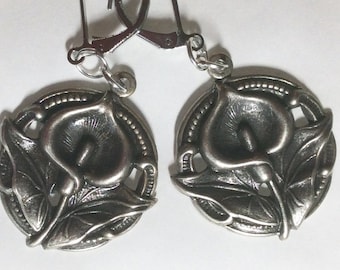 Orecchini fiore di giglio stile art nouveau finitura in ossido d'argento per orecchie forate giardiniere floreale