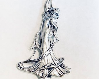 Broche grande vintage Art Nouveau banhado a prata, representando uma ninfa das águas do rio.