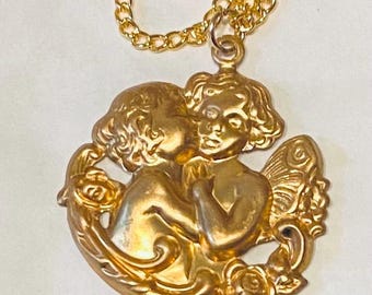Amor Schutzengel Anhänger an 45 cm goldfarbener Kette runder Engel Anhänger aus Messing Vintage Fund