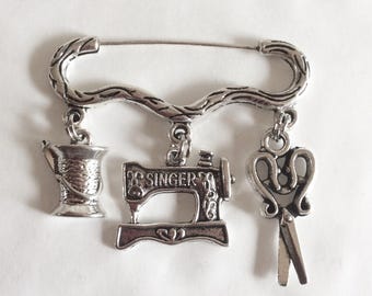 Nähmaschine und Schere Brosche / Anstecknadel Nähgeschenk Charm silberfarbene Baumwollrolle