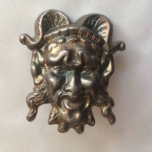 Broszka/szpilka z metalu z wytłoczonym diabelskim stemplem, ozdoba do krawata, Demon Satan Pan, zabytkowe znalezisko