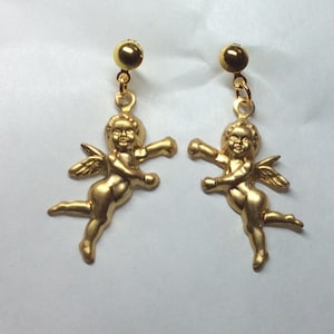 Freche fliegende Amor Engel Cherub Amor Ohrstecker Vintage Rohmessing für durchbohrte Ohren nickelfrei