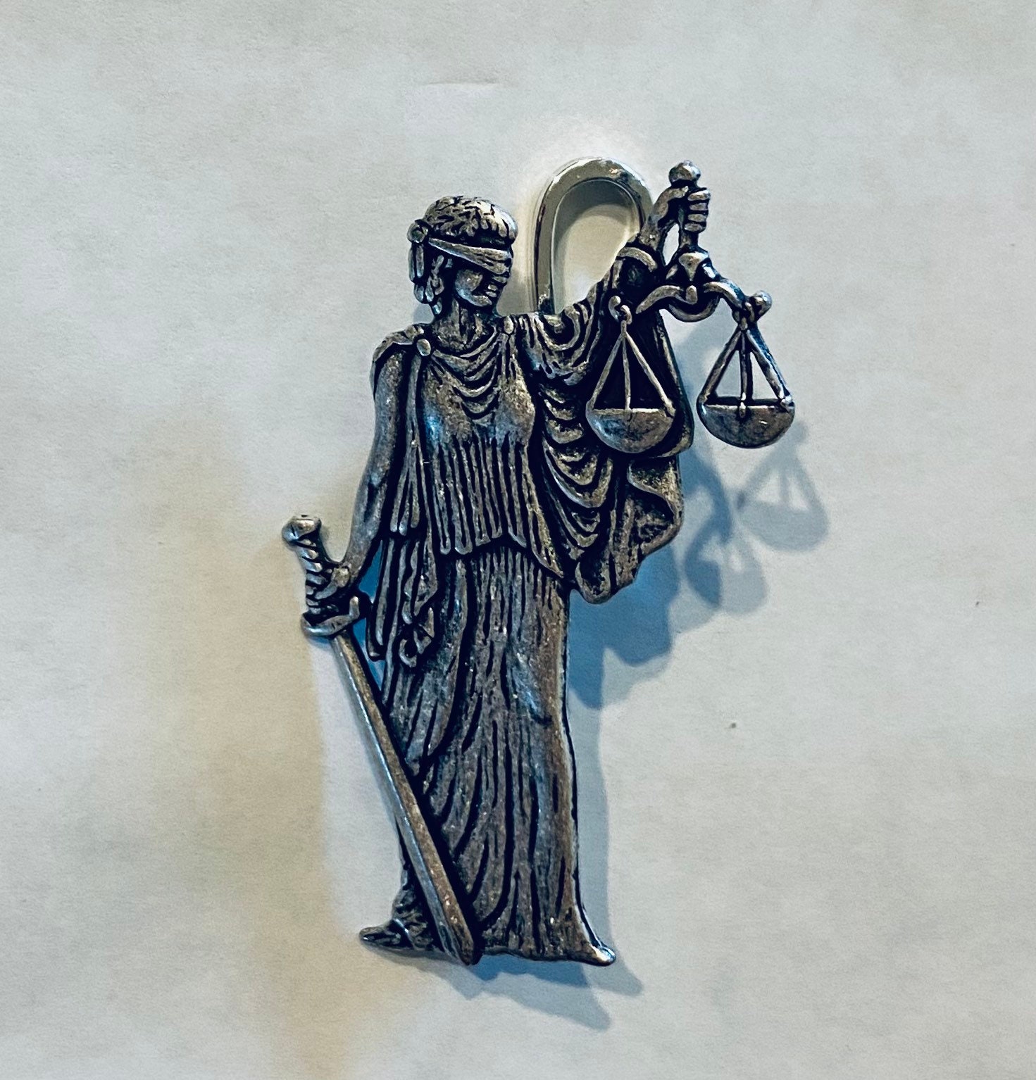 Broche Balance De La Justice, 2 Modèles Au Choix, Feuille De Laurier, Cadeau Pour Avocat, Policier, Juge, Etudiant En Droit, Notaire, Bijou Pour Homme Et Femme (Argenté