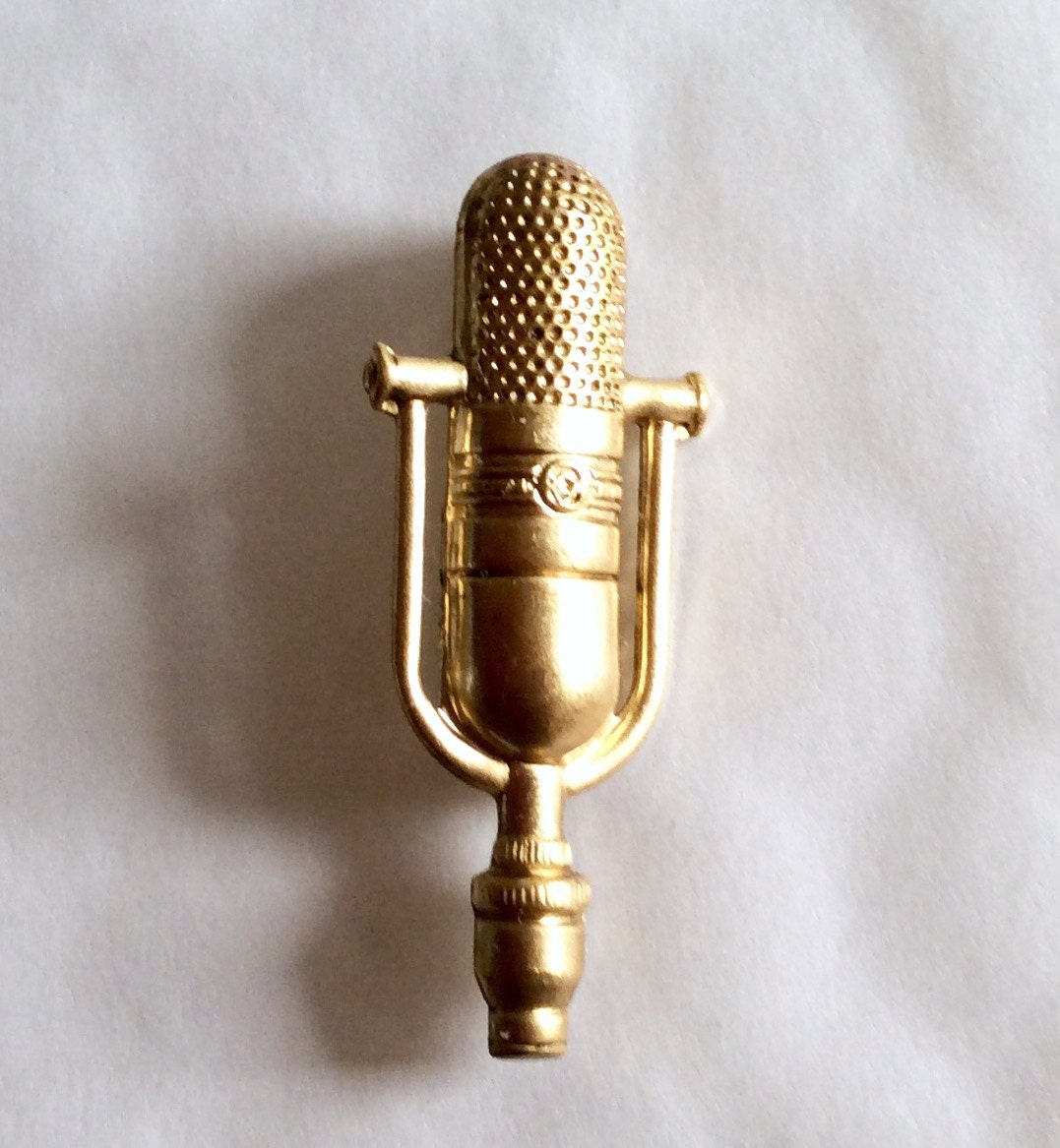 Spilla Microfono Nota Musicale Oro E Argento In Metallo – Accessorio Musicista