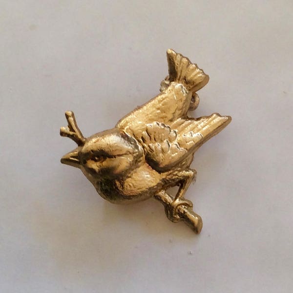 Petite broche / épinglette Oiseau sur une branche en laiton brut vintage