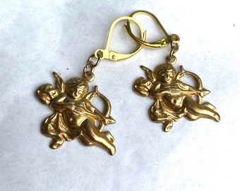Cupido carino angelo cherubino cupido orecchini ottone grezzo tono oro per orecchie forate senza nichel