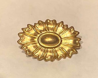 Petite broche/épingle en laiton brut vintage de style victorien au design floral fabriquée à partir de trouvailles vintage