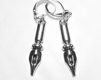 Pendientes de pluma estilográfica de escritor, amuletos de tono plateado para orejas perforadas