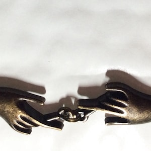 Zwei Hand Halskette Bronze Ton Charme 56cm Kette
