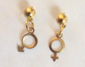 Símbolos masculinos femeninos pequeños aretes de latón crudo hechos a mano detallados para orejas perforadas sin níquel