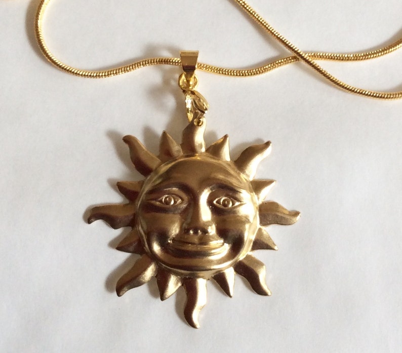 Tono Oro Grande sonriente Sun Colgante y cadena de 43 Cm