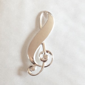 Treble clef Art nouveau style music note musical silver tone brooch / pin