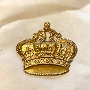Crown Coronet Royalty Brosche aus vintage Messing mit gefundener Fleur de Lys