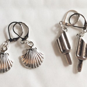 Snäckskal, glassglass, båda paren örhängen, silverfärgade berlocker, 2 par sommarörhängen för piercingöron