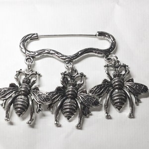 Three bees honey bumble bee insect bug charm silver tone brooch / pin