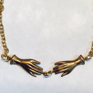 Zwei Hand Manschettenknöpfe im viktorianischen Stil an einer 50 cm langen goldfarbenen Kette