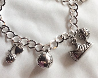 Bracciale con ciondolo color argento per amante del calcio disponibile in lunghezze di 19-21 cm