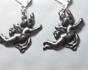 Orecchini volanti con angelo sorridente, cherubino, cupido, in argento ossido, fatti a mano, dettagliati per orecchie forate, senza nichel.