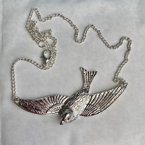 Swallow Art Deco stijl ketting ontworpen met zilveren toon centrale vogel vinden 45cm / 18 "