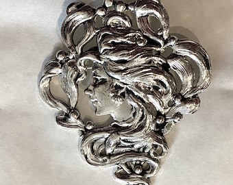Grande broche femme aux feuilles de gui de style Art nouveau en métal argenté