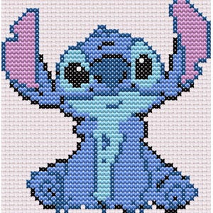 Könnte beinhalten: Ein blaues und hellblaues Kreuzstichmuster von Stitch, einer Zeichentrickfigur aus dem Disney-Film Lilo & Stitch, mit großen Augen und rosa Ohren.