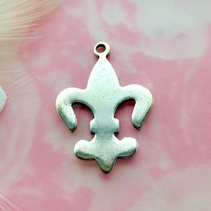 ANTIQUE SILVER (4 Pieces) French Fleur De Lis Stamping ~ Jewelry Ornament Brass Findings (E-0470)