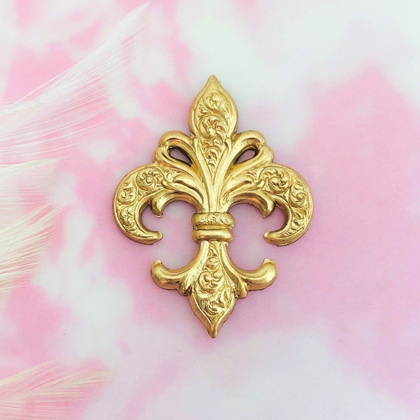 BRASS Small French Fleur De Lis Stamping ~ Jewelry Ornament Brass Findings (CA-3096)